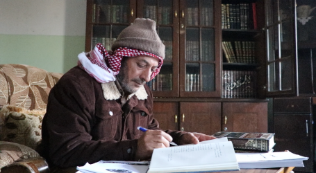 قارئ للكتاب يؤسس مكتبته الجديدة في عفرين