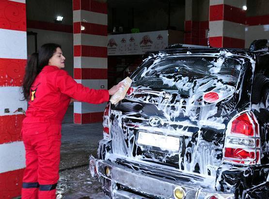 عاملات يقمن بخدمة غسيل السيارات في أول مغسل للسيارات مخصص للنساء في السويداء (خاص أنا إنسان).