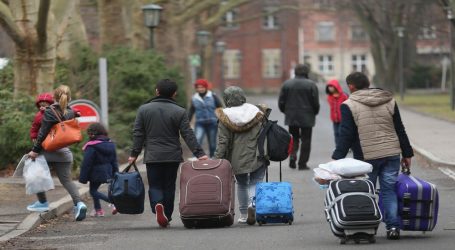 بريطانيا ترحل لاجئين سوريين ومواطنة تنتقد قرار الحكومة
