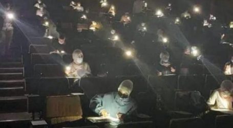 طلاب جامعة في ليبيا يكملون امتحاناتهم على ضوء الهواتف النقالة