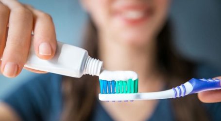 الخبراء يحددون موعد تنظيف الأسنان الصباحي .. فما هو؟