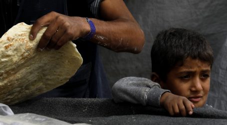 أطفال يتركون المدارس للانتظار في طوابير الخبز في سوريا