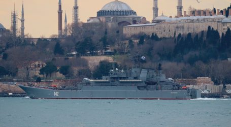 موسكو ترسل سفينتان إلى طرطوس لدعم السلطة السورية (صور)
