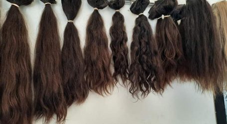 في سوريا.. أسر تبيع شعر بناتهن بسبب الحاجة المادية