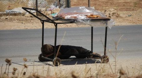 مصطفى الفجر طفل سوري يبيع المعروك ويحتمي في ظله