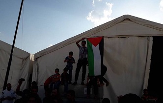 مهجرون فلسطينيون يطالبون بتقديم المساعدات لهم في مخيمات شمال سوريا