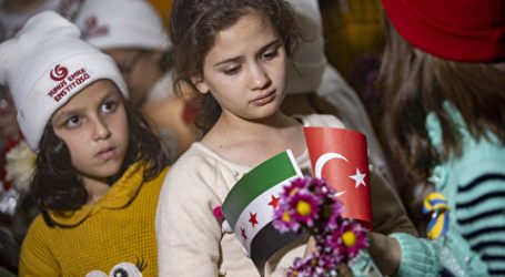 أطفال سوريون وأوكرانيون يوجهون رسالة سلام باللغة التركية إلى العالم