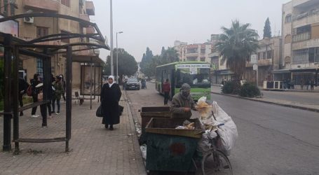 غياب المحروقات يدفع أهالي حمص للبحث عن العيدان والمواد البلاستيكية لكسر برد الشتاء