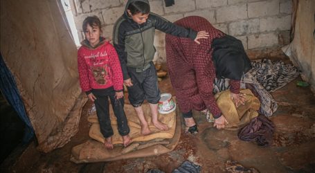 الشتاء يدفع العائلات السورية لحرق الملابس القديمة  من أجل التدفئة