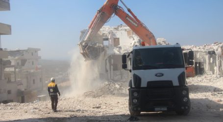 الدفاع المدني السوري يبدأ بإزالة الأنقاض شمال غرب سوريا