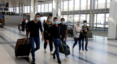 شبان سوريون يحطوا رحالهم في مطار بيروت بهدف الهجرة خارج سوريا